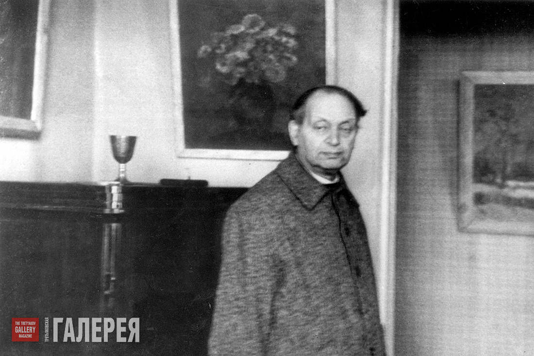 Р.Р. Фальк на выставке своих картин в квартире С.Т. Рихтера