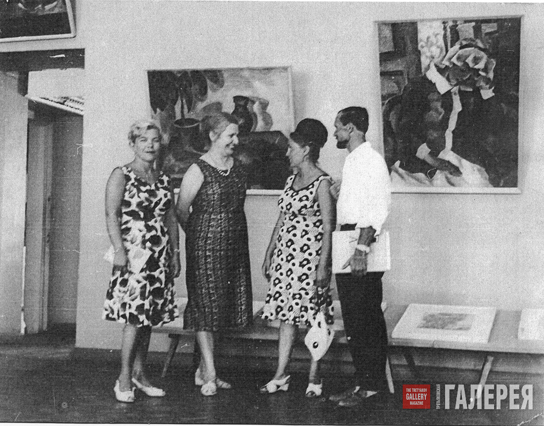 А.В. Щекин-Кротова (вторая слева) с посетителями выставки произведений Р.Р. Фаль