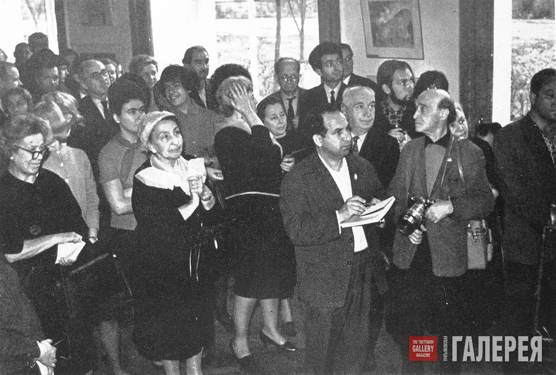 Посетители выставки Р.Р. Фалька в выставочном зале МОСХа на улице Беговой