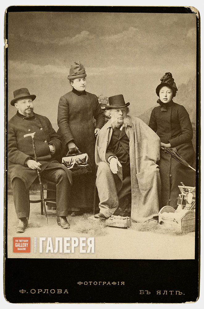 В.И. Якунчиков с дочерьми и зятем