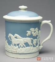 Mug with Lid Decorated with Fox-hunting Scene