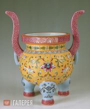Vessel shaped as a traditional incense burner