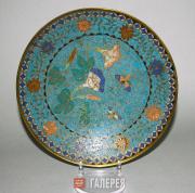 Plate with a decorative pattern of ivy offshoots