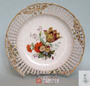 Dessert plate decorated with a painted bouquet of flowers Dessert plate decorated with a painted bouquet of flowers