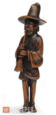 A wood netsuke of a Dutchman in Chinese silk jacket, soft narrow trousers and a 