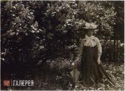 Н.И. Забела у куста сирени в саду на хуторе Ивановском.  1900