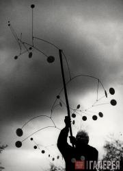 Ugo MULAS. Alexander Calder with Snow Flurry, Saché. 1963