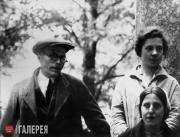 На первом плане профессор А.Т.Матвеев (слева), студентка Екатерина Белашова (спр