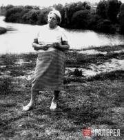 Yekaterina Belashova in the country outside Moscow, in her favourite “Belashova’s pose” Yekaterina Belashova in the country outside Moscow, in her favourite “Belashova