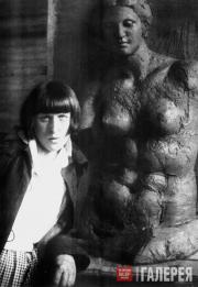 Student Yekaterina Belashova with one of her works in the Vkhutein. Photograph, 1926 Student Yekaterina Belashova with one of her works in the Vkhutein. Photograph,