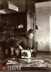 Anna Basnina at work. Glass-painting class at the Stroganov School 1903