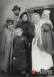 Leonid and Rosalia Pasternak with their children Boris, Alexander and Josephine, and their nanny Akulina Mikhalina at the doors of the annexe of the Moscow School of Painting, Sculpture and Architecture. 1901 Leonid and Rosalia Pasternak with their children Boris, Alexander and Josephine,