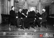 EDVARD GRIEG AND STRING QUINTET. FROM THE LEFT: JOHANNES WOLFF, GUSTAVE LIJON PIERRE MONTEUX, ANDRÉ DULAURONS, UNKNOWN, EDVARD GRIEG IN FRONT. 1900 EDVARD GRIEG AND STRING QUINTET