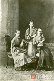 (From left): Nadya and Masha Simonovich, Olya Trubnikova. St. Petersburg. 1879 (From left): Nadya and Masha Simonovich, Olya Trubnikova. St. Petersburg. 1879