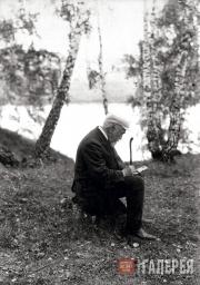 В.Д. Поленов на этюде в Тарусе у могилы В.Э. Борисова-Мусатова. 1911 В.Д. Поленов на этюде в Тарусе у могилы В.Э. Борисова-Мусатова. 1911