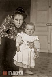 Maria Yakunchikova-Weber with her son Stepan