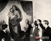 Pavel Korin and Praskovya Korina in front of Raphael’s Sistine Madonna Pavel Korin and Praskovya Korina in front of Raphael’s Sistine Madonna