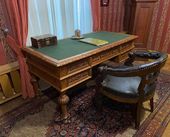 Фрагмент экспозиции музейного зала: стол и кресло И.С. Тургенева из его парижского кабинета