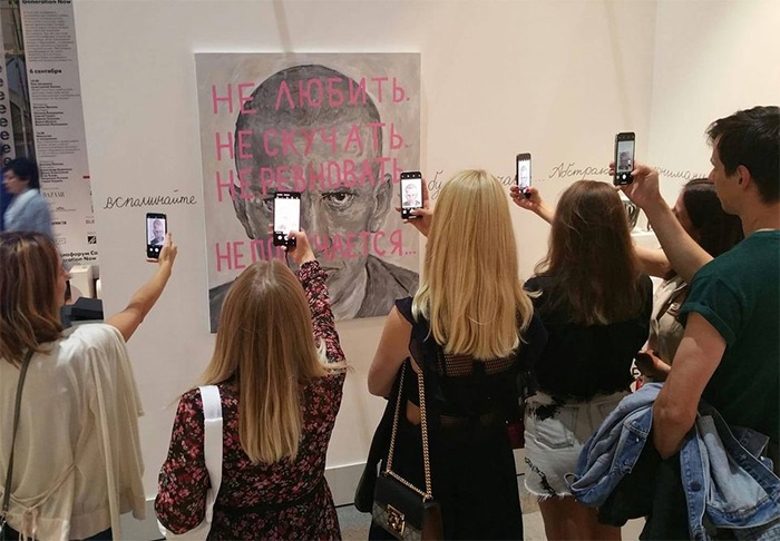 Фото из личного архива художника: работа Вл. Мацкевича  на Cosmoscow' 2019.