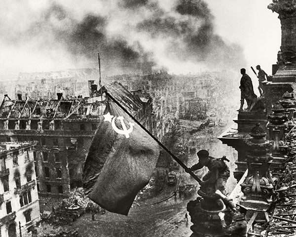 Евгений Халдей. Знамя Победы над Рейхстагом. 1945